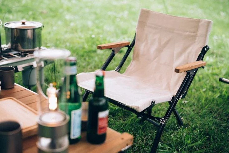 Lightweight folding chair