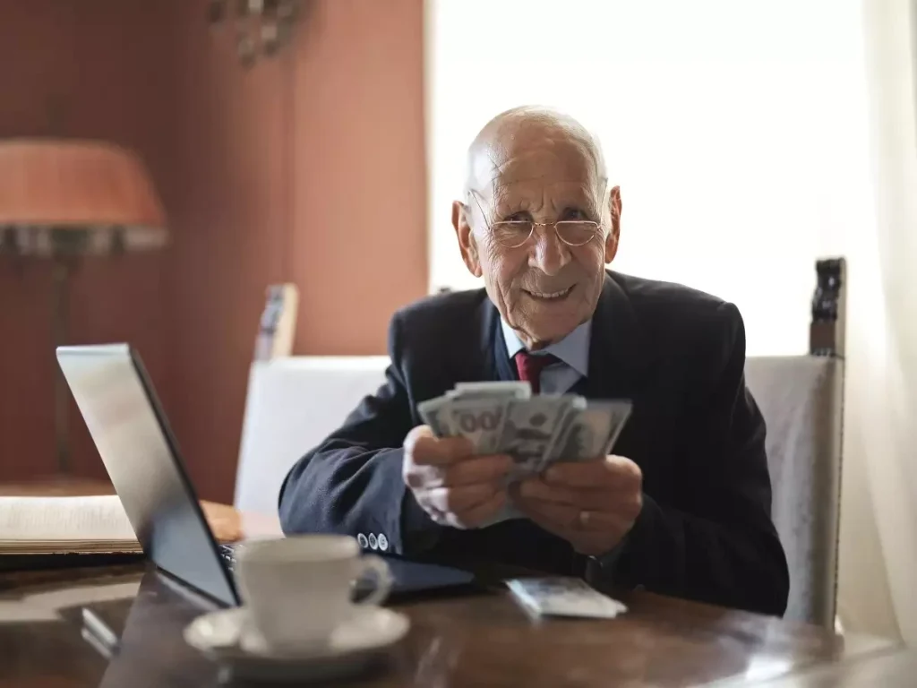 Monetary retirement gift is a considerate way to take care of your dad