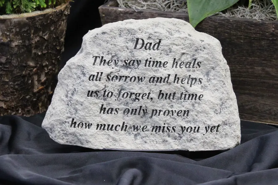 You can choose a memorial stone as a condolence gift for the father